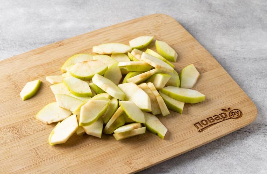Яблоки помойте, удалите сердцевину и нарежьте пластинами одинаковой толщины. Взвесьте очищенные яблоки и отмерьте такое же количество сахара.