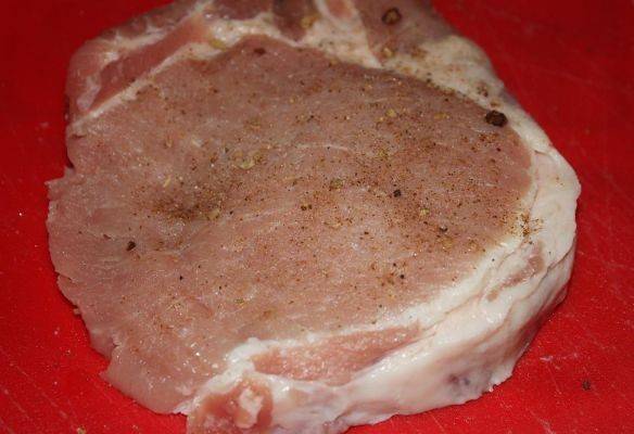 Натираем все кусочки мяса получившейся смесью, даем мясу немного "отдохнуть". Минут на 20-30 оставим его в покое, пусть пропитается вкусом и ароматом специй.