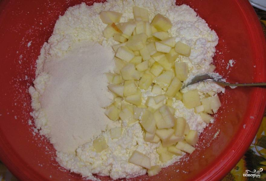 1. Для начала смешаем в миске творог, яичные желтки, измельченные яблоки, сметану, манку, сахар и разрыхлитель. 