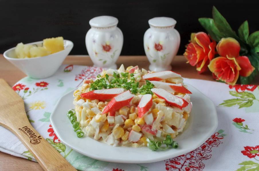 Салат с ананасом и куриной грудкой за 25 минут - классический рецепт с фото