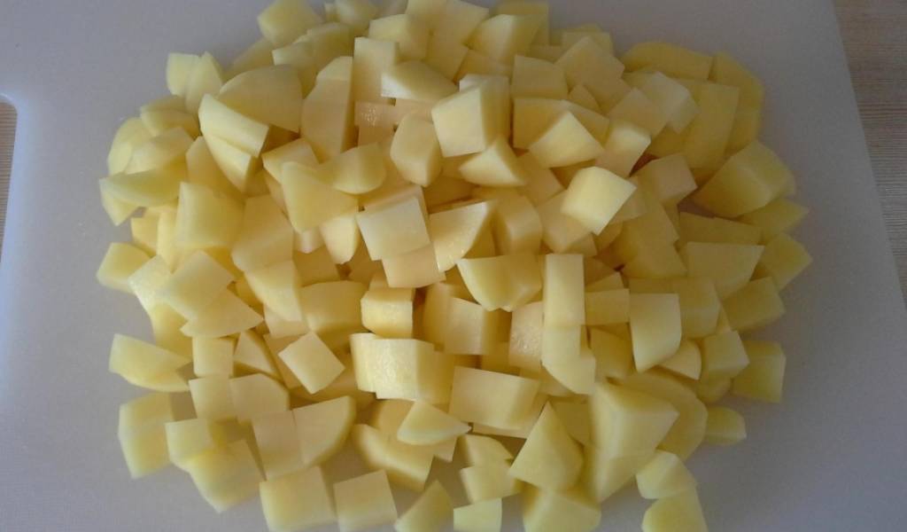 Режем картофель, можно соломкой, можно и кубиками.