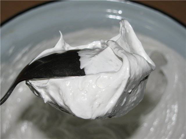 5. Белки взбить до крепкой пены с сахаром. Затем аккуратно ввести в творожную массу. 