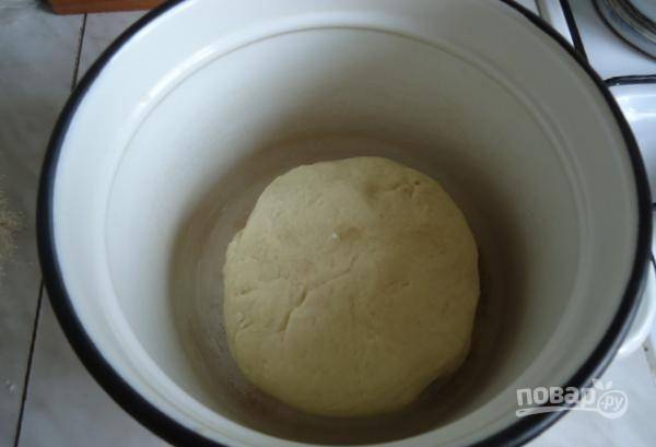 Готовое тесто оставьте на 1,5-2 часа в тёплом месте. Каждые полчаса немного мните его.