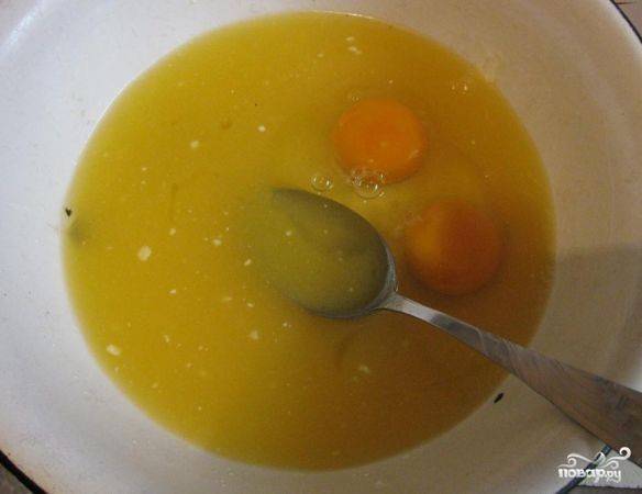 2. Когда маргарин растопится (не кипятите его!) добавьте сахар и ванильный сахар. Затем яйца.