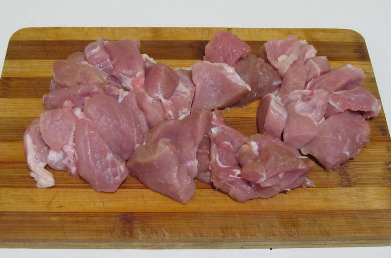 Свинину промойте и обсушите бумажными полотенцами. Нарежьте мясо порционными кусочками.