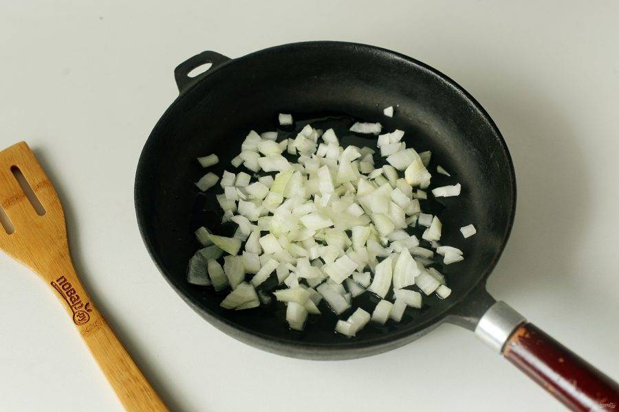 Разогрейте сковороду с маслом, выложите нарезанный кубиками лук.