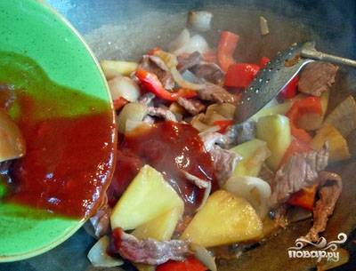 8. Залейте подготовленный соус к готовящемуся мясу с овощами и ананасом. Постоянно перемешивая, подержите на быстром огне еще 3-5 минут.