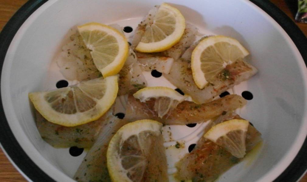 На каждый кусочек рыбы кладем по дольке лимона. Готовим 30 минут.