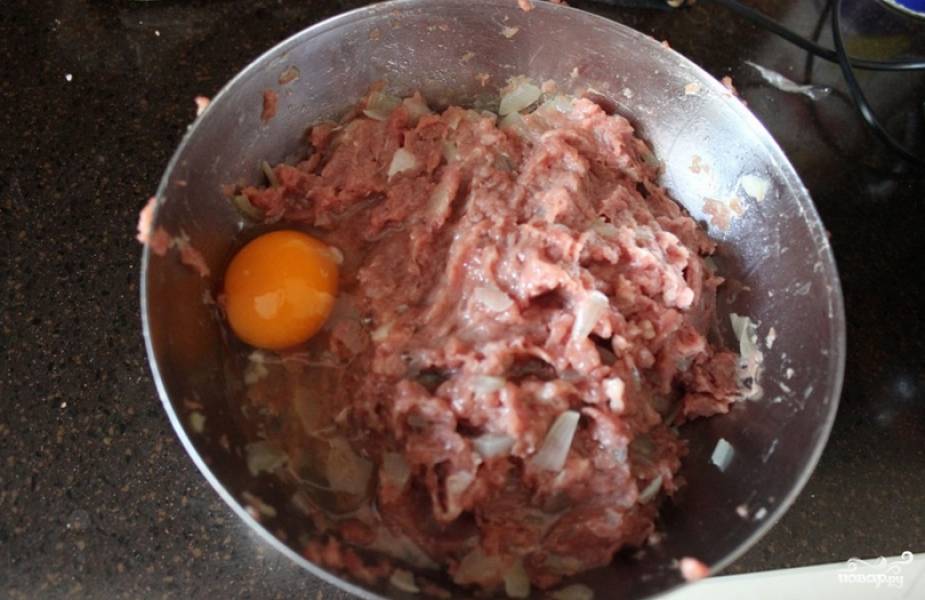 Мякоть батона замочите в сливках. Вбейте в фарш яйцо, добавьте сливочный сыр, обжаренный лук и замоченный батон. Также кладем соль и перец по вкусу. Перемешиваем до однородности.