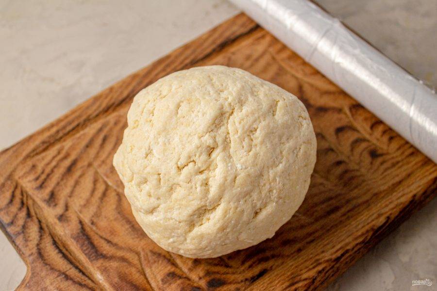 Замесите мягкое тесто. Заверните его в пленку и уберите в холодильник на 15-30 минут.