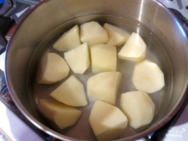 Картошку очистите и порежьте на средние кусочки. 
Выложите в кастрюлю, залейте водой так, чтобы покрывало картошку, но не чересчур. Дайте закипеть, подсолите, потом варите на небольшом огне минут 15-20.