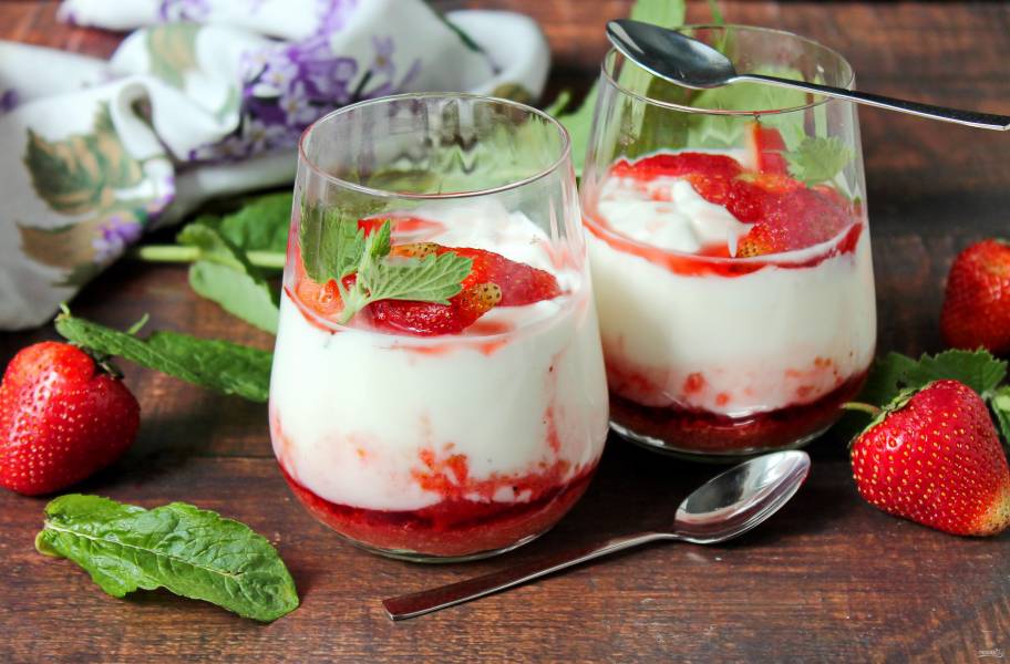 Рецепт: Заливной творожно-йогуртовый десерт - С ягодами