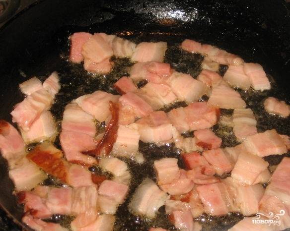 1.	Перед тем как приготовить пасту "Карбонара" со сливками, порежьте копченую грудинку тонкими пластинками.