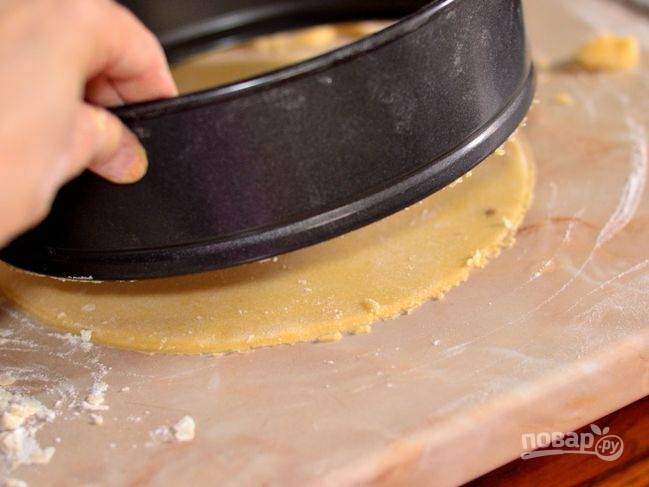 Теперь раскатайте тесто толщиной около 0,5 см. Форму коржей можно сделать после выпечки, обрезав их ножом. Или же сразу вырезать круглые коржи, например, при помощи разъемной формы.