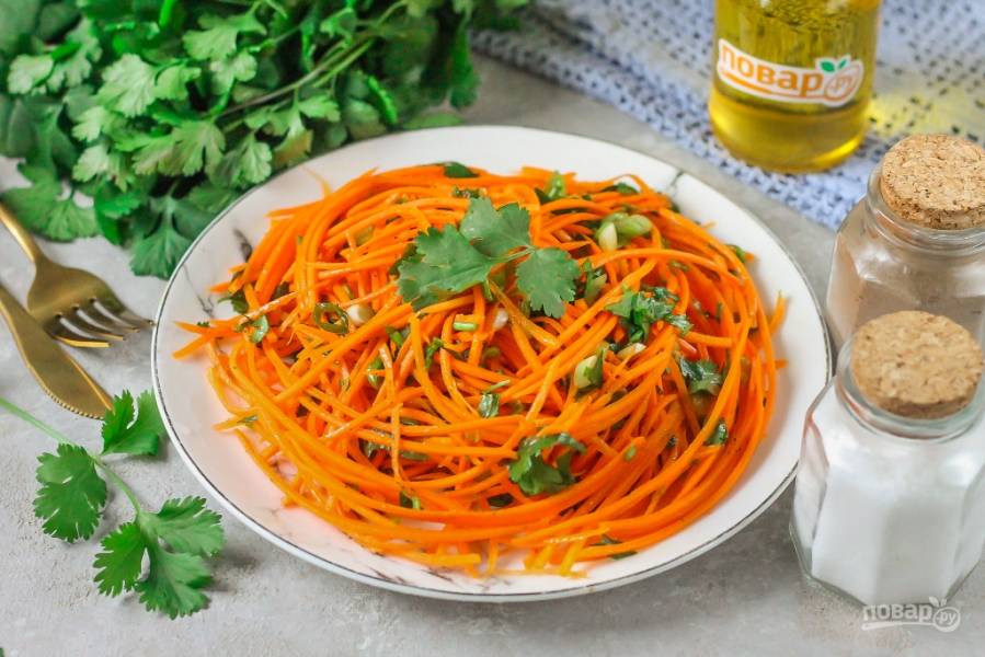 Салат из свежей моркови с кинзой