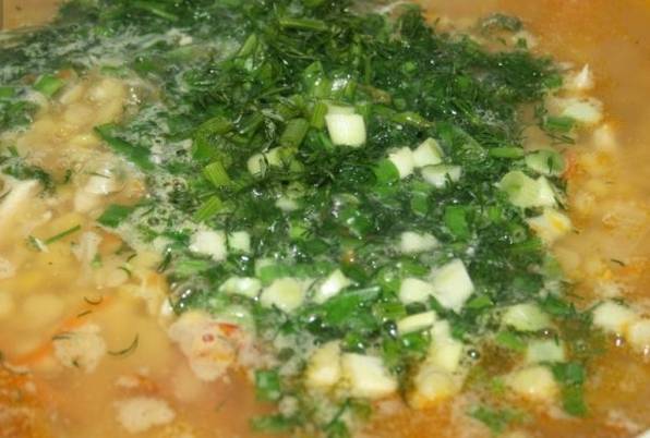 Варим суп до готовности гороха. Добавляем соль и перец по вкусу. В конце кладем измельченную зелень.