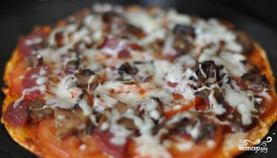 Пицца на римском тесте с сыром буратта и прошутто