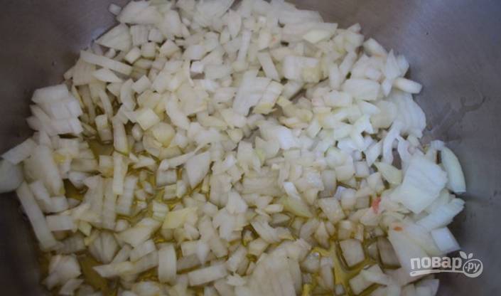 4.	Очистите и очень мелко нарежьте луковицу. Разогрейте кастрюлю с подсолнечным маслом и выложите лук, обжарьте его пару минут.