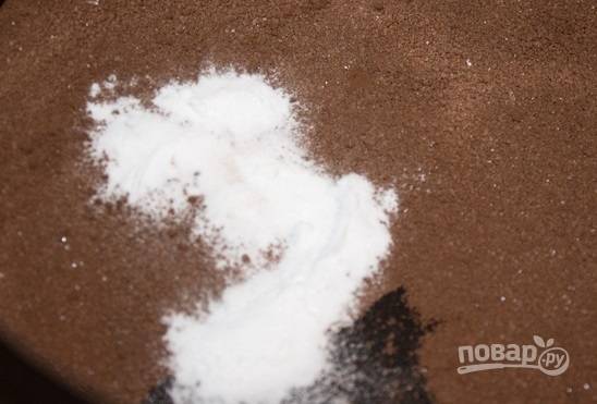 3. Отдельно соедините какао, оставшийся сахар, соду. Для аромата можно добавить ванилин.