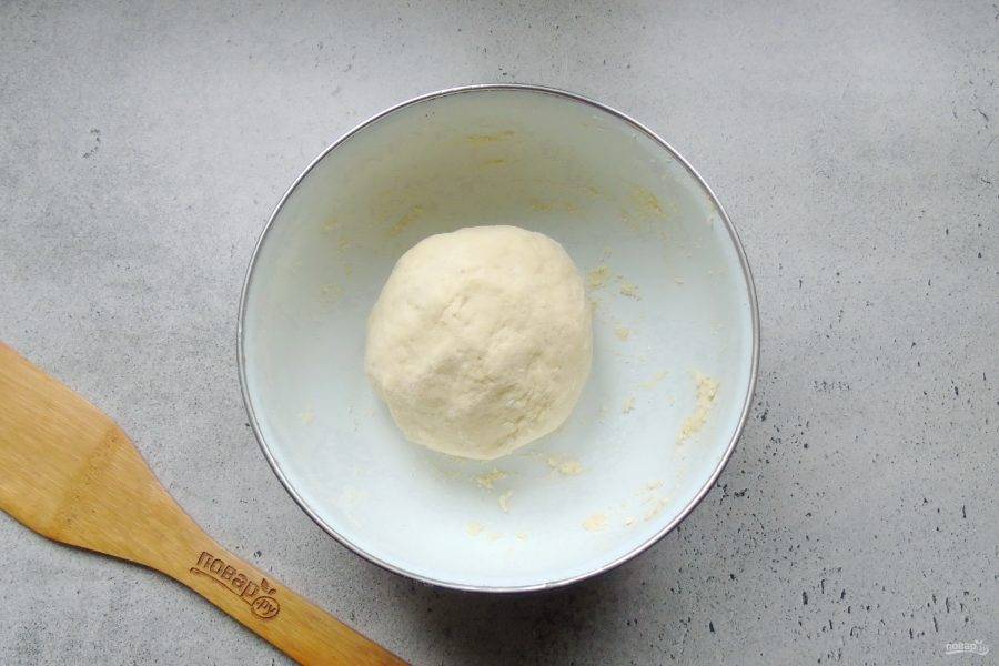 Замесите мягкое, не липнущее к рукам тесто. Поставьте в холод на 30 минут.