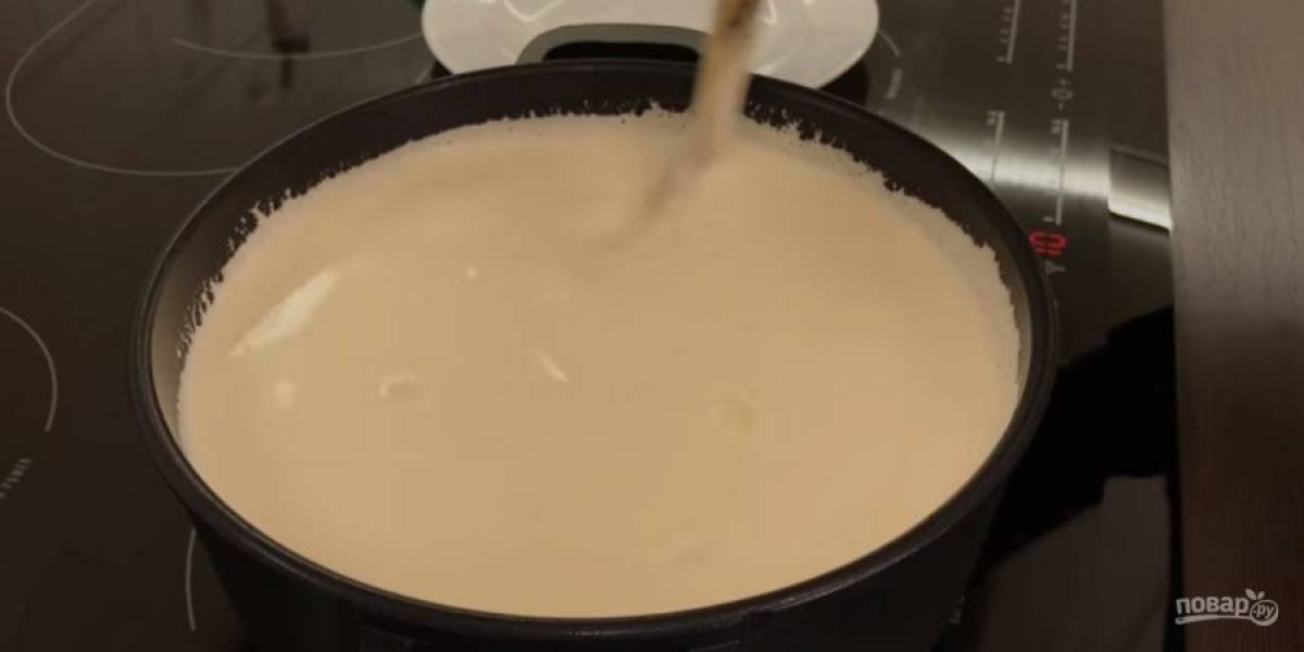 8. Хорошо подогрейте молоко и добавьте к нему яичную смесь, смешивая массу. На среднем огне, непрерывно помешивая, доведите массу до загустения и закипания. Снимите крем с огня и полностью остудите. 