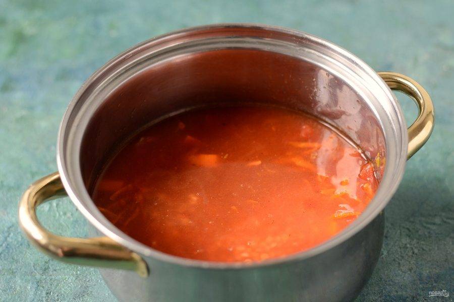 Переложите овощи в кастрюлю. Добавьте промытую чечевицу и томаты в собственном соку, влейте воду. Посолите и поперчите. Доведите до кипения, варите на небольшом огне 20-25 минут.