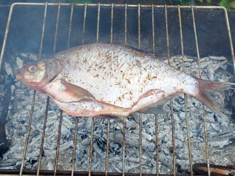 Морской лещ на гриле с соевым соусом и жареной чесночной лапшой