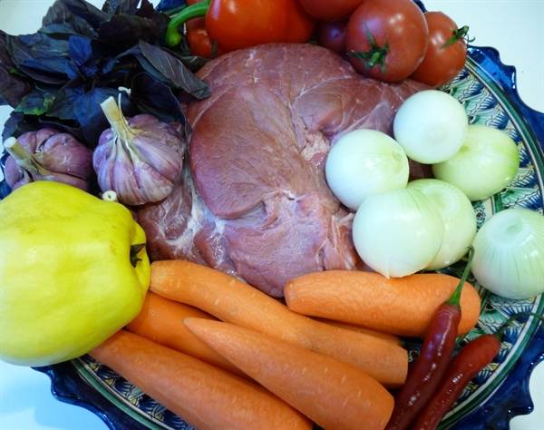 Промойте мясо и овощи. Говядину обсушите бумажным полотенцем и нарежьте порционными кусочками.