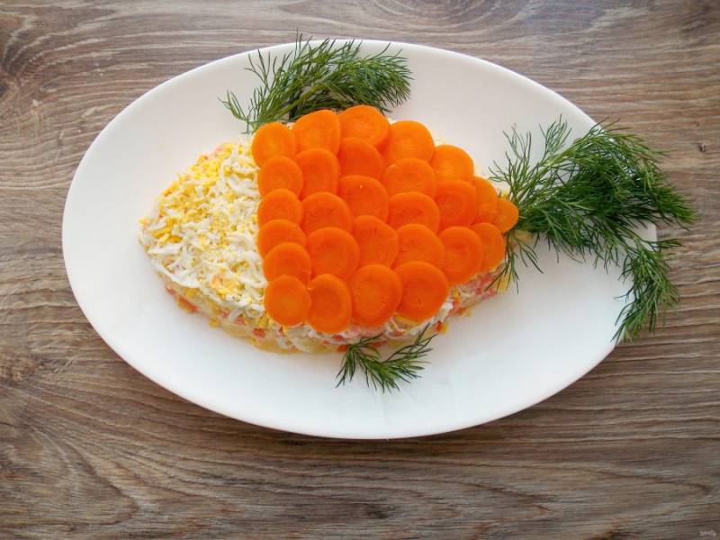 Оставшуюся морковь порежьте колечками и сделайте из них чешую на рыбке.