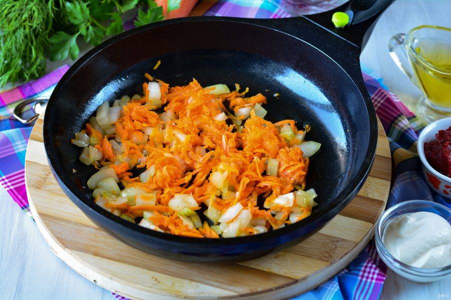 На оставшемся растительном масле обжарьте лук с морковкой до мягкости.