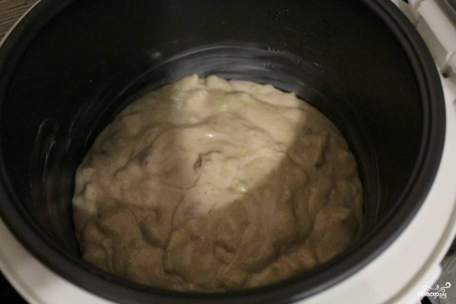 6. Сливаем выделившийся сок из капусты. После чего выкладываем ее на тесто. Поверх выливаем оставшееся тесто. При желании можно посыпать кунжутом. 