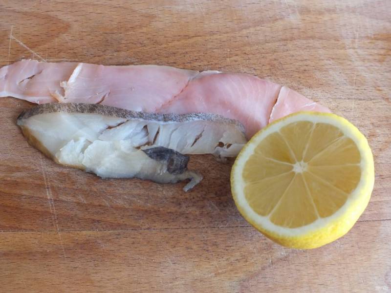 Возьмите по кусочку красной и белой рыбы, сбрызните слегка лимонным соком.