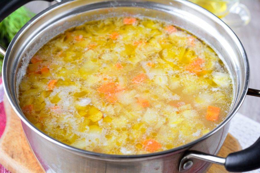 Добавьте в суп овощную зажарку и прокипятите 3-4 минуты.