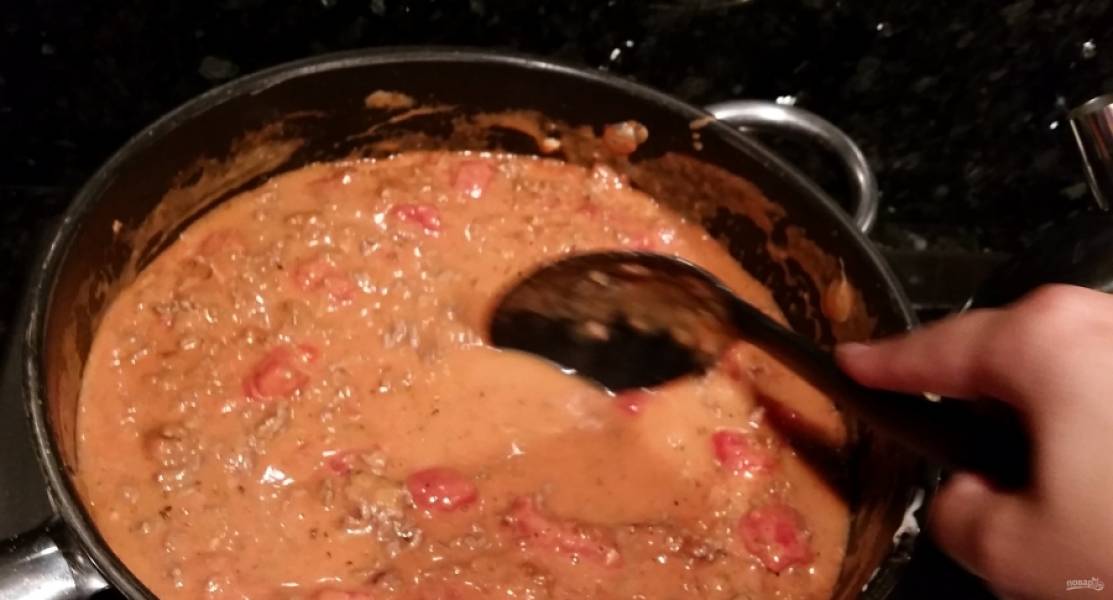 Далее в сковороду отправляем томатный соус или консервированные измельченные томаты, измельченный имбирь и все специи по вкусу, добавляем воду, Тушим еще минут 10.