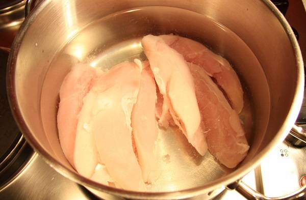 1. Рецепт приготовления тарталеток с курицей и огурцом начинается с подготовки ингредиентов. Этот процесс можно сделать заранее. Куриное филе вымыть, просушить и отварить до готовности. 