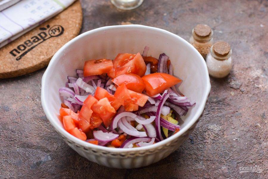 Следом нарежьте кубиками помидоры и добавьте в салат.