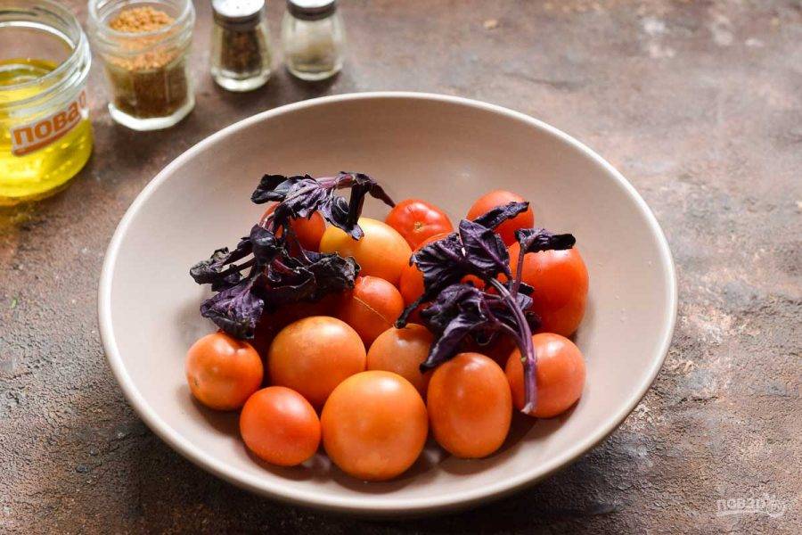 Помидоры и базилик вымойте и просушите. Сделайте в помидорах по 2 прокола в месте роста плодоножки.