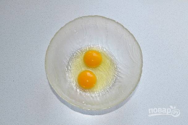 Яйца вбейте в глубокую мисочку и взбейте.