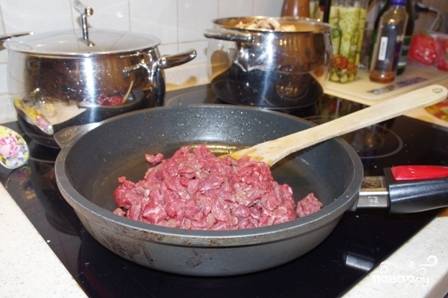 Мясо моем и нарезаем, как вам нравится: можно тонкими полосками, можно небольшими кубиками. Обжариваем мясо на растительном масле до румяной корочки.