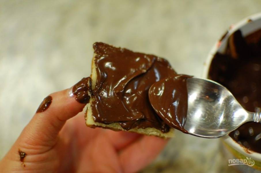 10.	Каждый квадратик пирога смажьте внизу тонким слоем шоколада и выложите на пергамент шоколадом вниз.