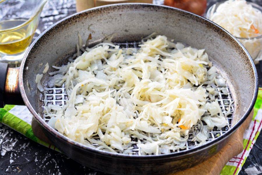Обжаривайте капусту с луком на сковороде с добавлением растительного масла. Жарьте на умеренном огне пару минут. Затем остудите.