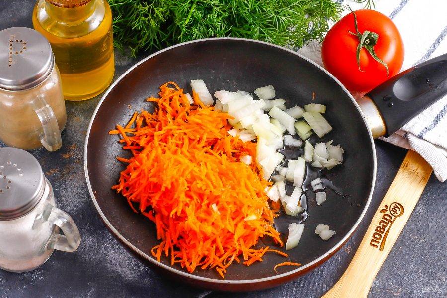 Натрите морковь на терке с мелкими ячейками, а лук нарежьте мелкими кубиками. Отпассеруйте их в растительном масле на сковороде примерно 3-5 минут.