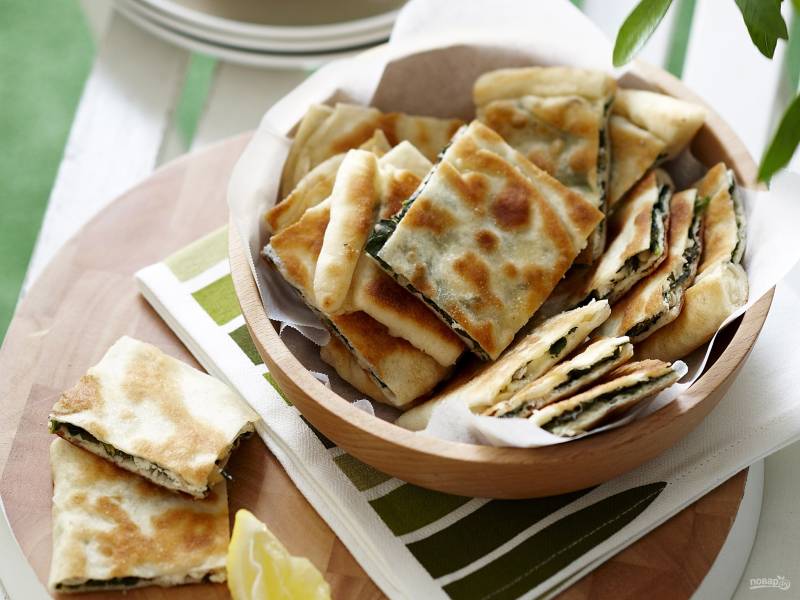 Турецкие лепешки Гёзлеме с сыром и зеленью — рецепт с фото пошагово