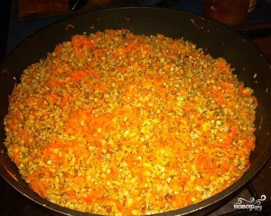 Сваренную гречку перекладываем на сковороду к моркови, перемешиваем, солим по вкусу и накрываем крышкой. Готовим на медленном огне еще 2-3 минуты. 