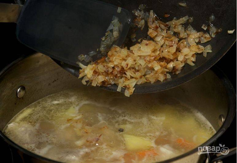Когда картофель будет наполовину готов, добавьте промытый рис и лук жареный.