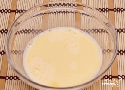 Яйца взбейте в глубокой миске вместе с молоком.