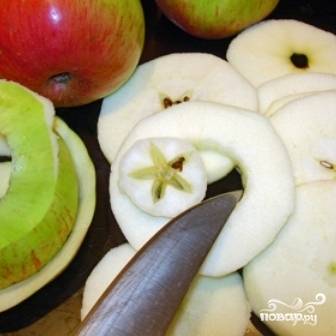 Яблоки очищаем от кожуры и нарезаем тонкими ломтиками.