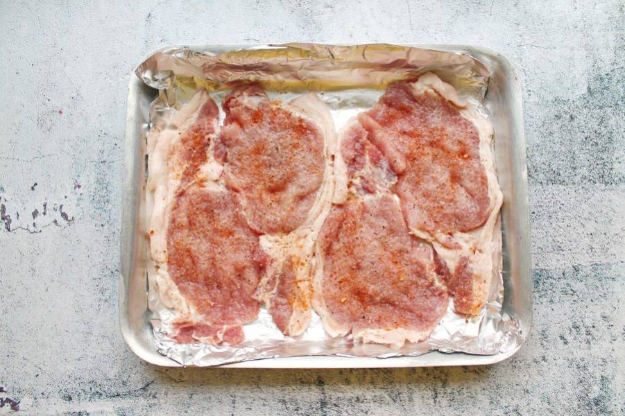 Отбивная из свинины с сыром и помидорами в духовке