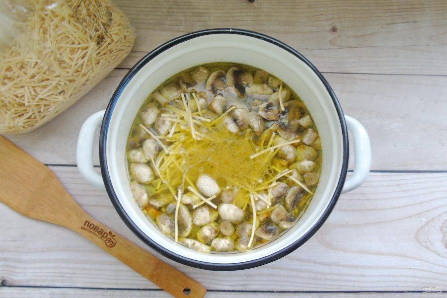Затем в кипящий суп выложите лапшу или мелкую вермишель.