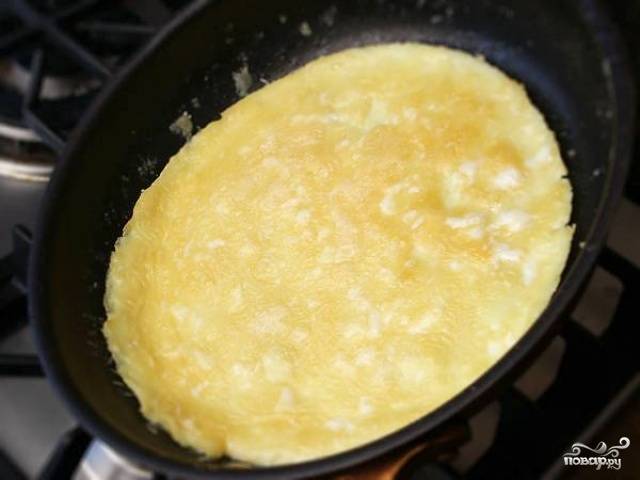 Яично-молочную смесь вылить на сковороду и сделать омлет.